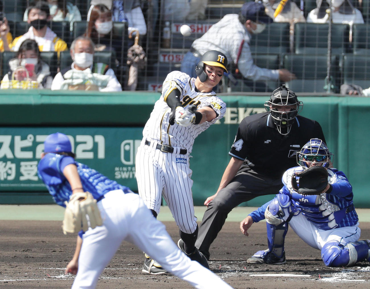 阪神対DeNA 2回裏阪神無死一塁、右中間へ先制2点本塁打を放つ佐藤輝。投手阪口（撮影・前田充）