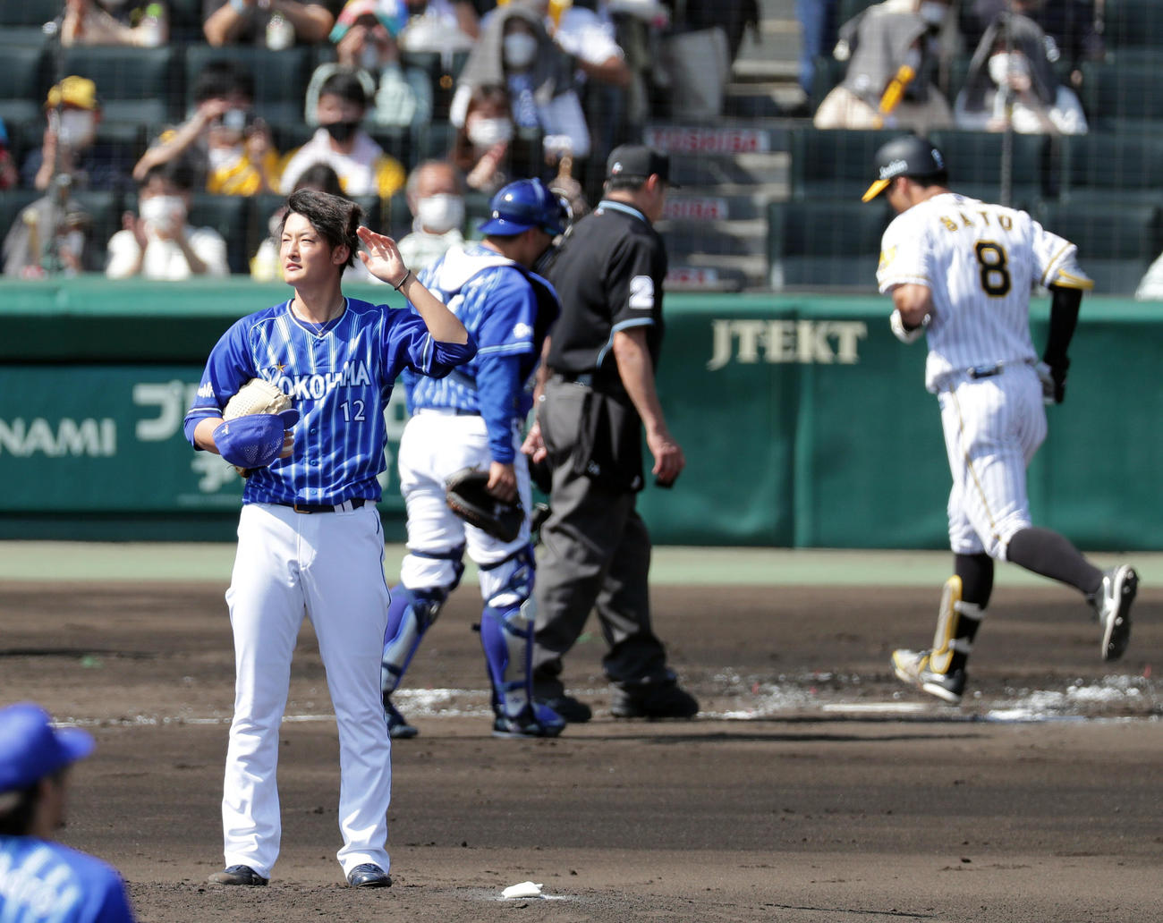 阪神対DeNA 2回裏阪神無死一塁、佐藤輝（右）に先制2点本塁打を浴びる阪口（撮影・前田充）