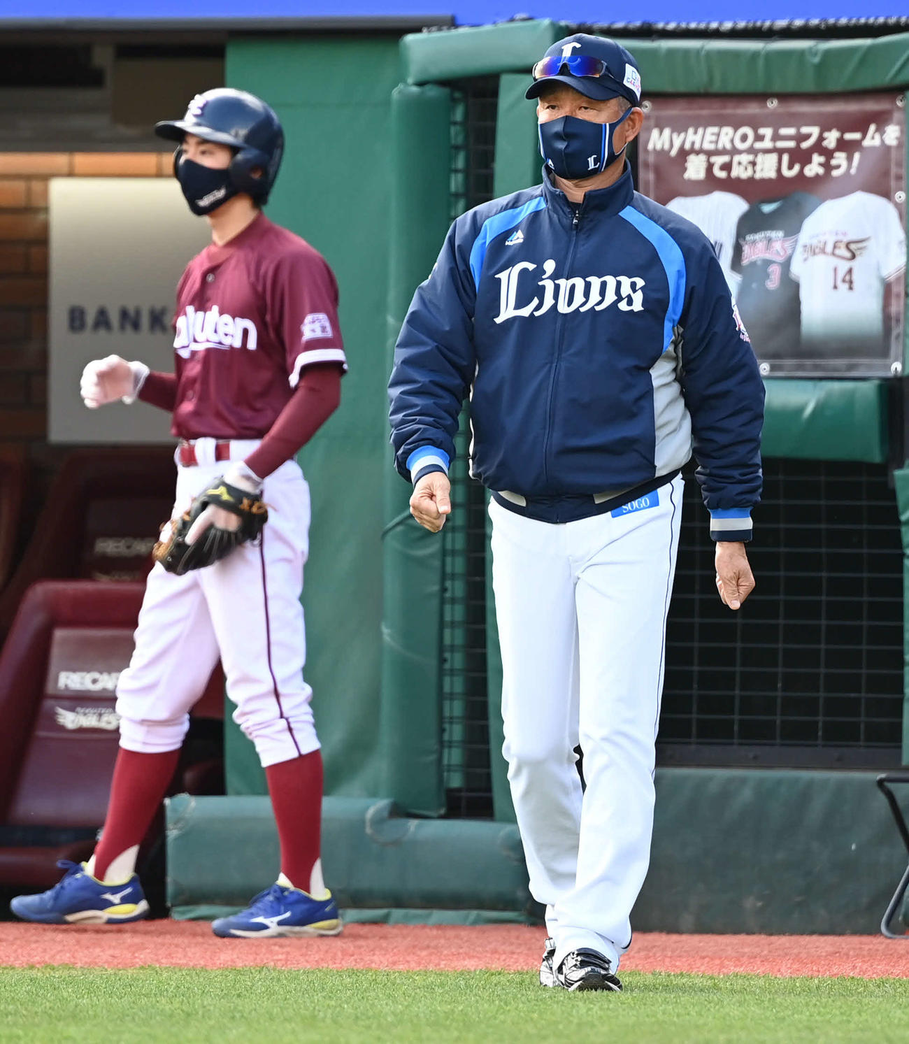 楽天対西武　6回途中、選手交代へ向かう西武辻監督（右）（撮影・山崎安昭）