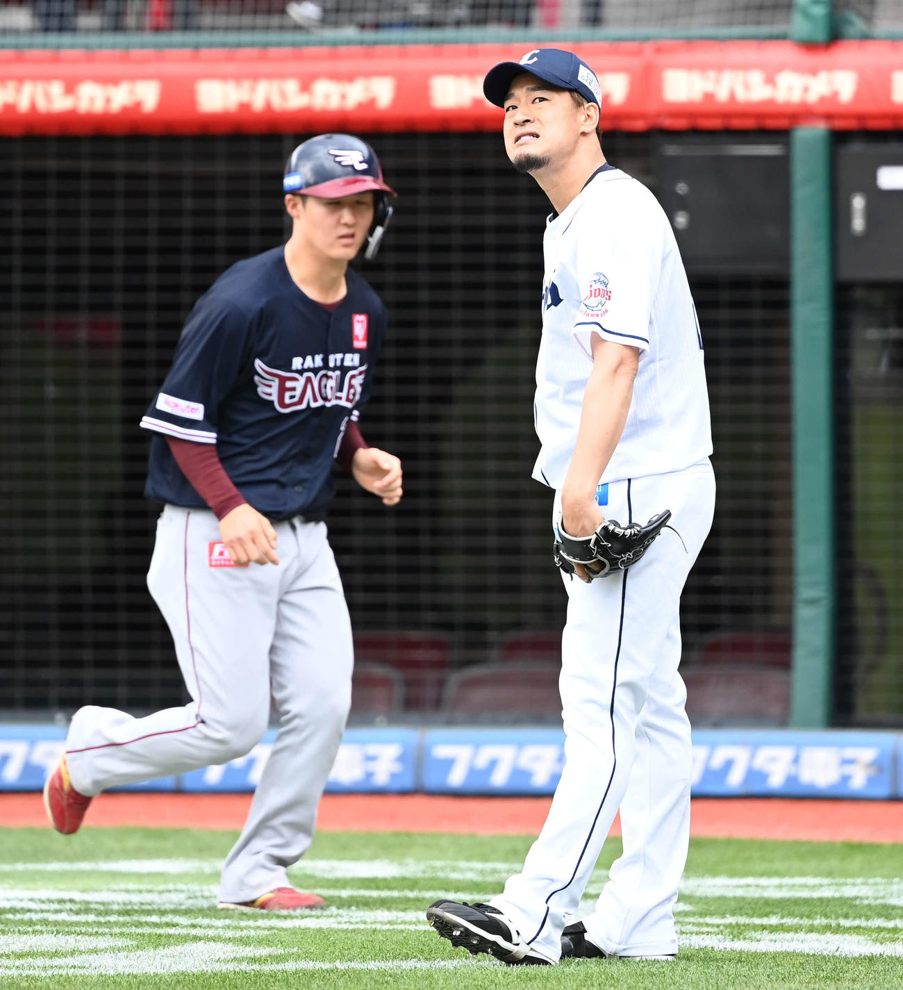 楽天対西武　2回裏楽天2死満塁、鈴木大に2点適時打を許して悔しがる平井。左は太田（撮影・山崎安昭）
