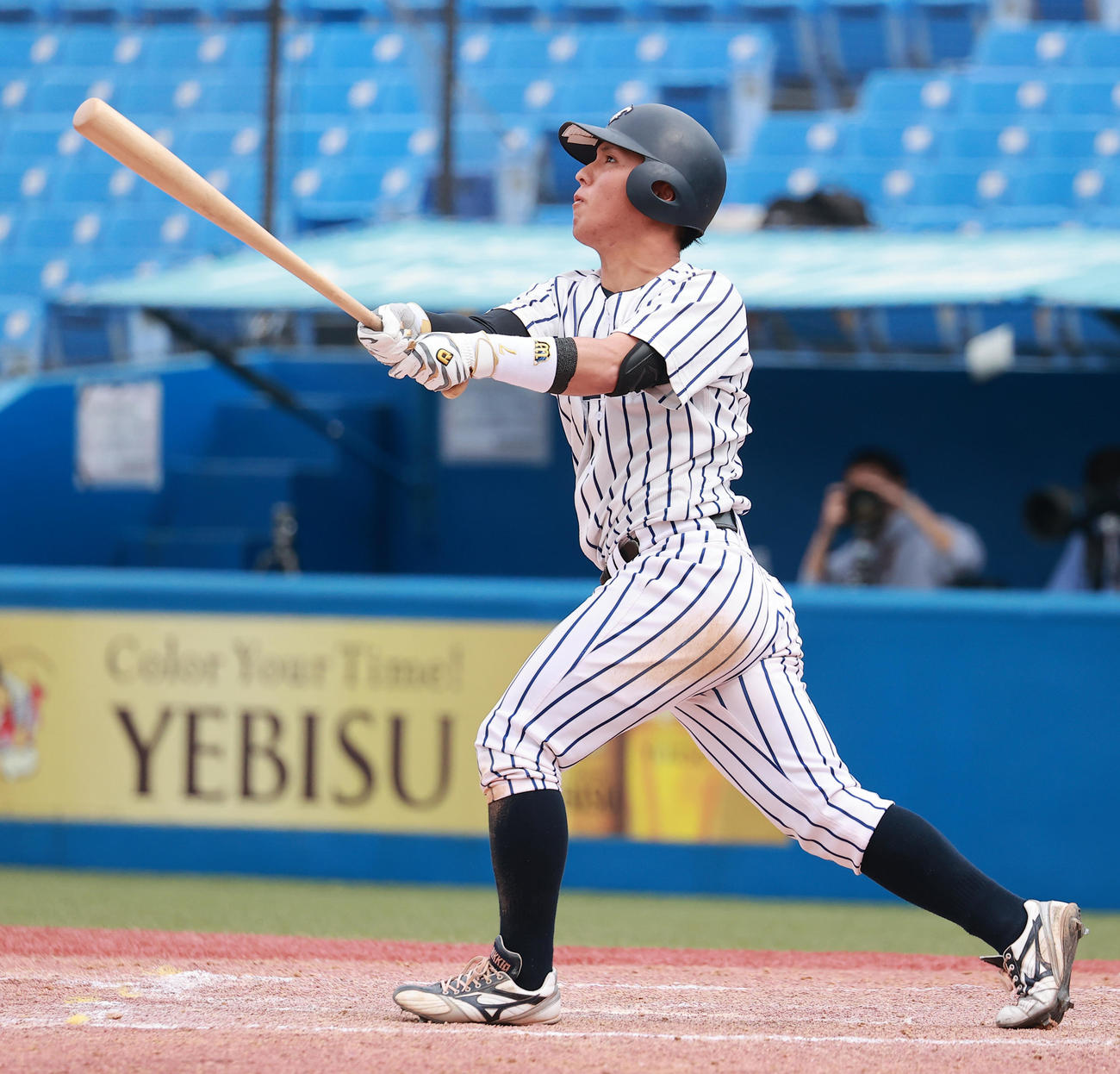 早大対立大　4回裏立大2死一、二塁、左越え3点本塁打を放つ宮崎（撮影・野上伸悟）