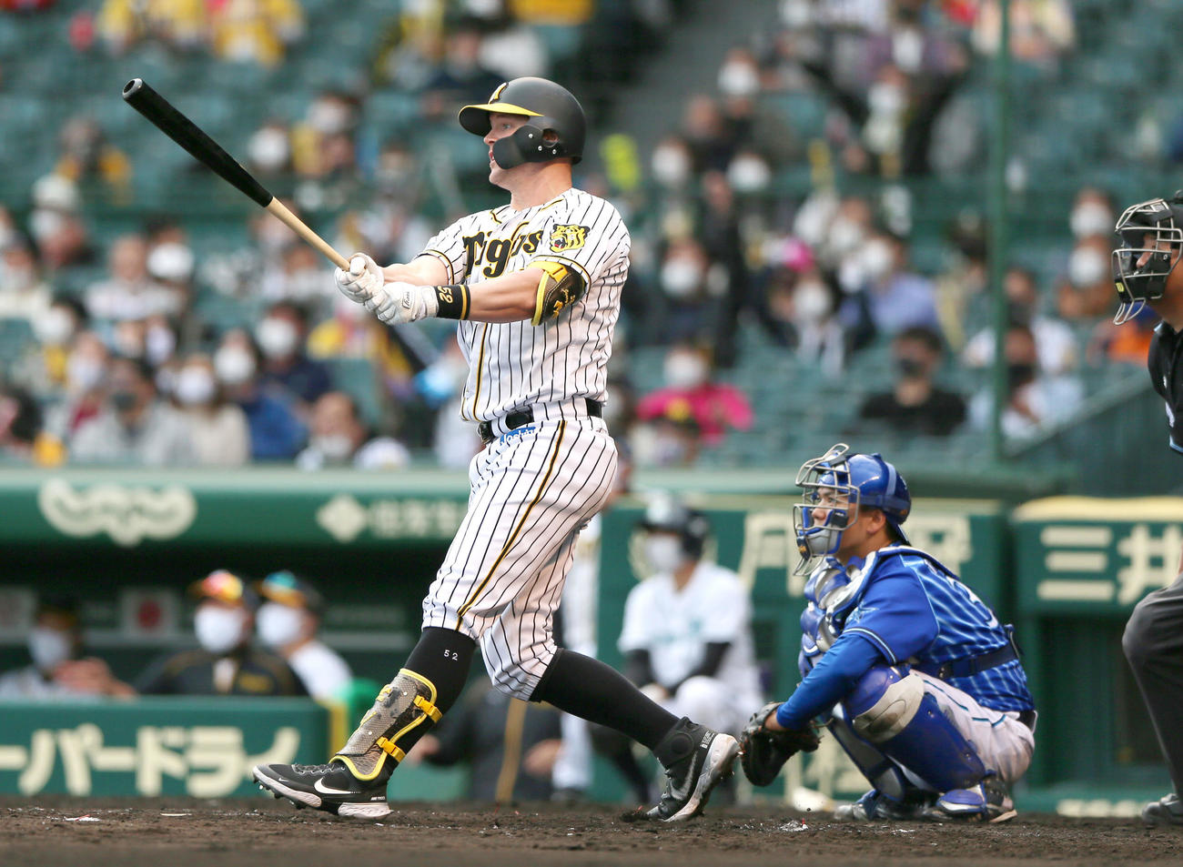 阪神対DeNA 7回裏阪神2死三塁、サンズは中越え2点本塁打を放つ（撮影・上山淳一）