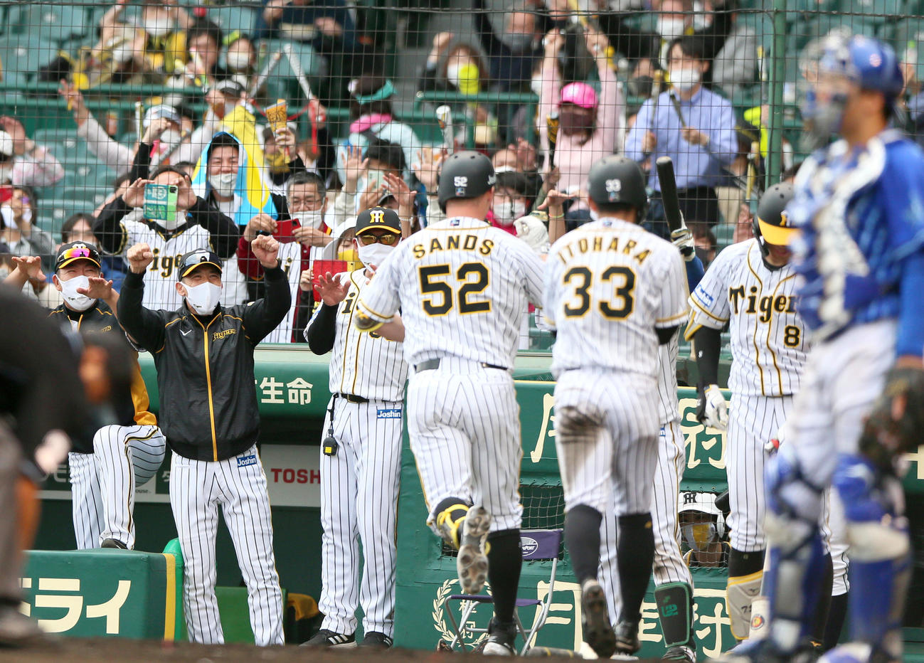 阪神対DeNA 7回裏阪神2死三塁、矢野監督（左から2人目）は中越え2点本塁打を放ったサンズ（左から4人目）を笑顔で出迎える（撮影・上山淳一）