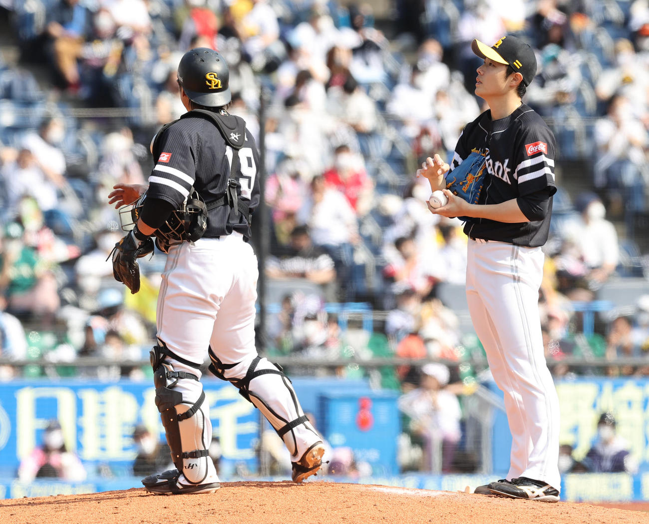 ロッテ対ソフトバンク　5回裏ロッテ2死二塁、安田に2点本塁打を浴びマウンドでぼうぜんとたたずむ松本（右）と甲斐（撮影・垰建太）