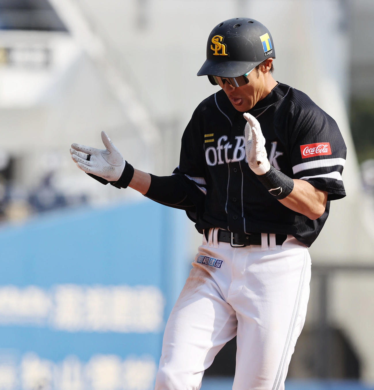 ロッテ対ソフトバンク　7回表ソフトバンク1死一、三塁、右前適時打を放ち手をたたく柳田（撮影・垰建太）