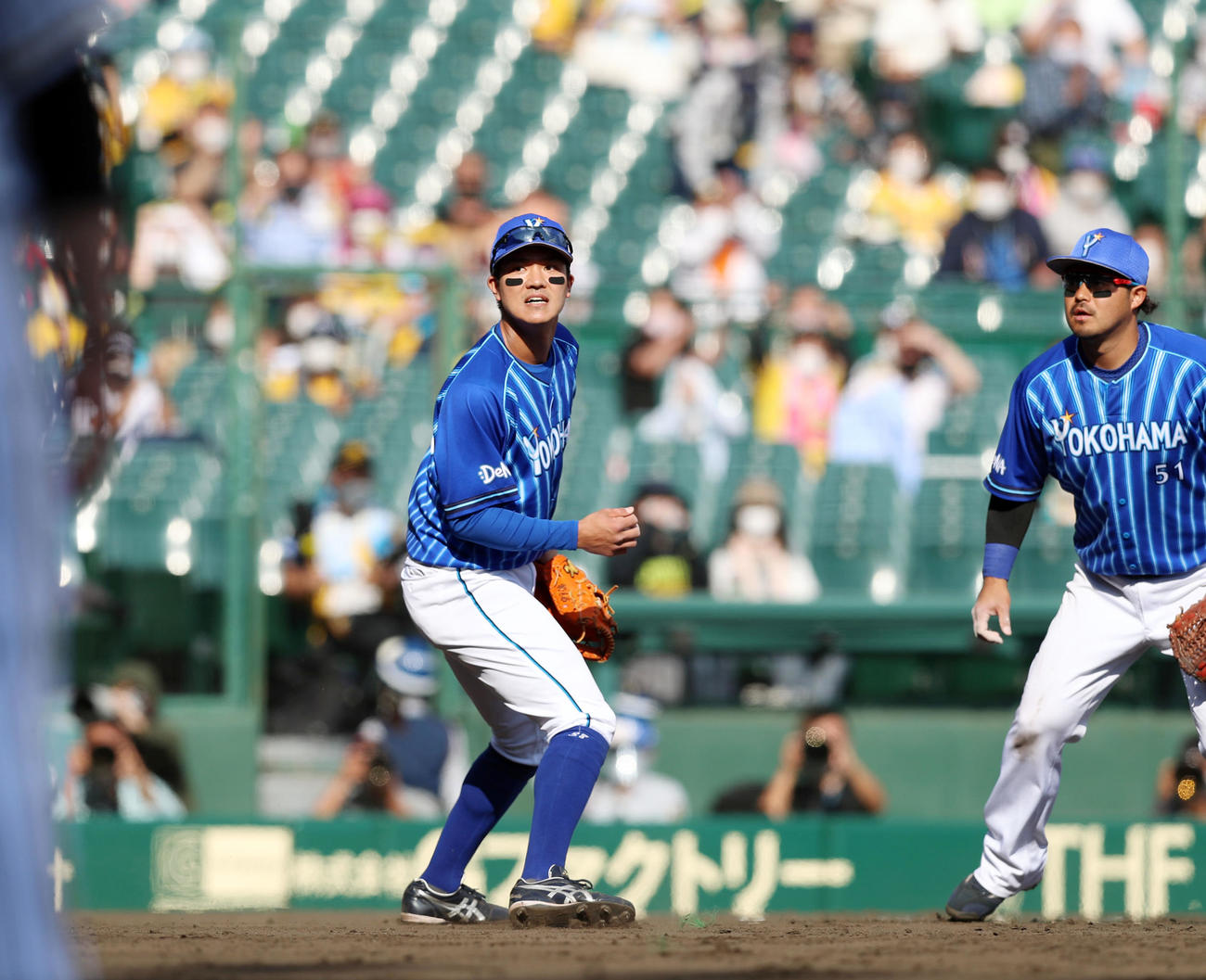 阪神対DeNA 5回裏阪神2死一、二塁、一塁手田中俊はサンズの飛球をエラーし失点する（撮影・加藤哉）