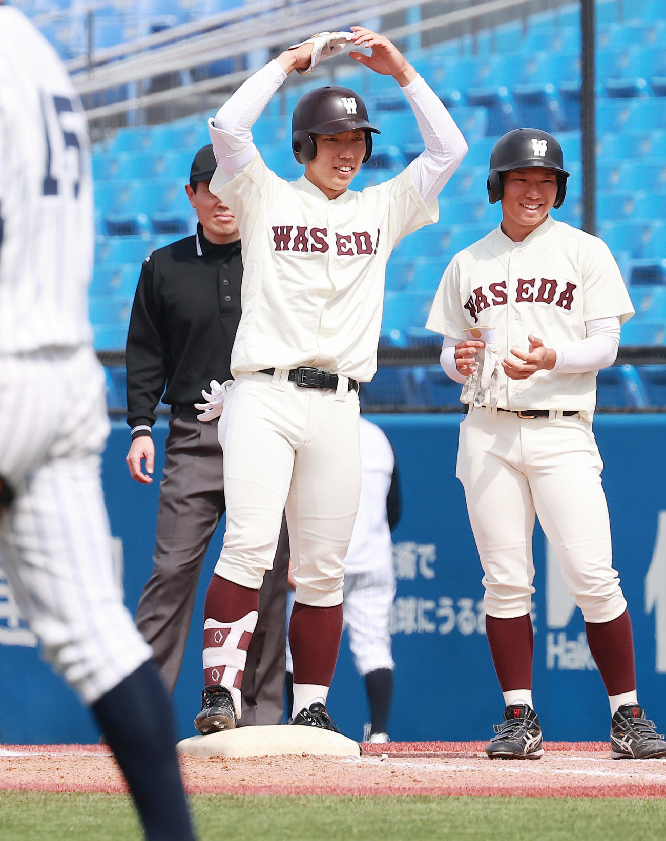 早大対立大　3回表早大1死一、二塁、右前適時打を放ち丸ポーズの丸山（撮影・野上伸悟）