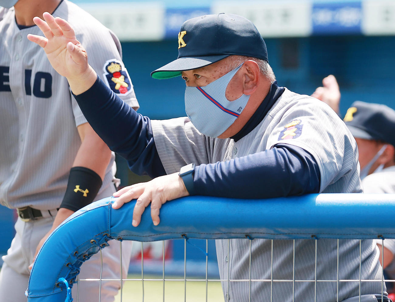 慶大対明大　選手に指示を出す慶大・堀井監督（撮影・野上伸悟）