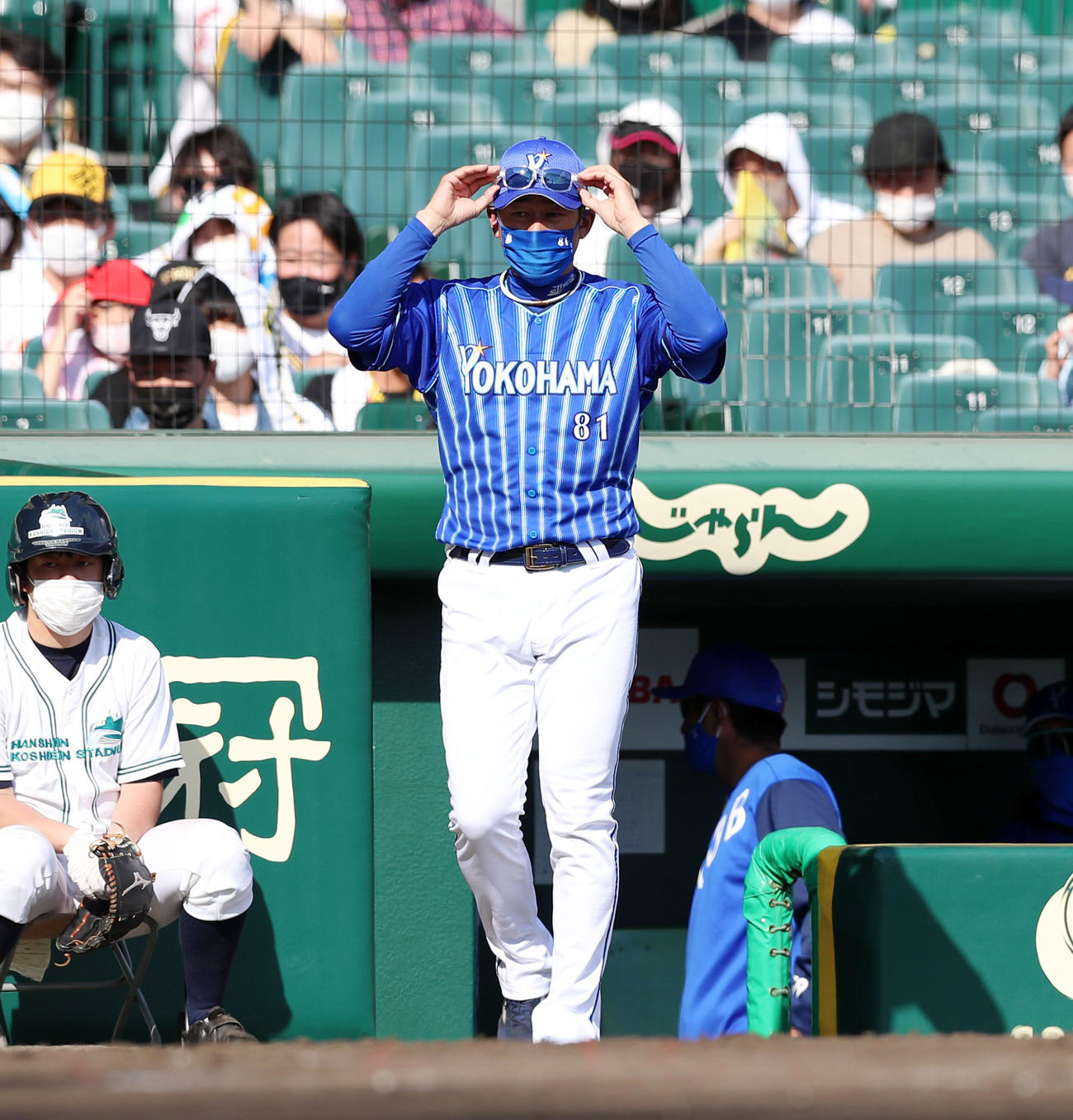 阪神対DeNA 5回裏阪神1死三塁、三塁走者ガンケルの生還で阪口が負傷しベンチから出てくる三浦監督（撮影・加藤哉）