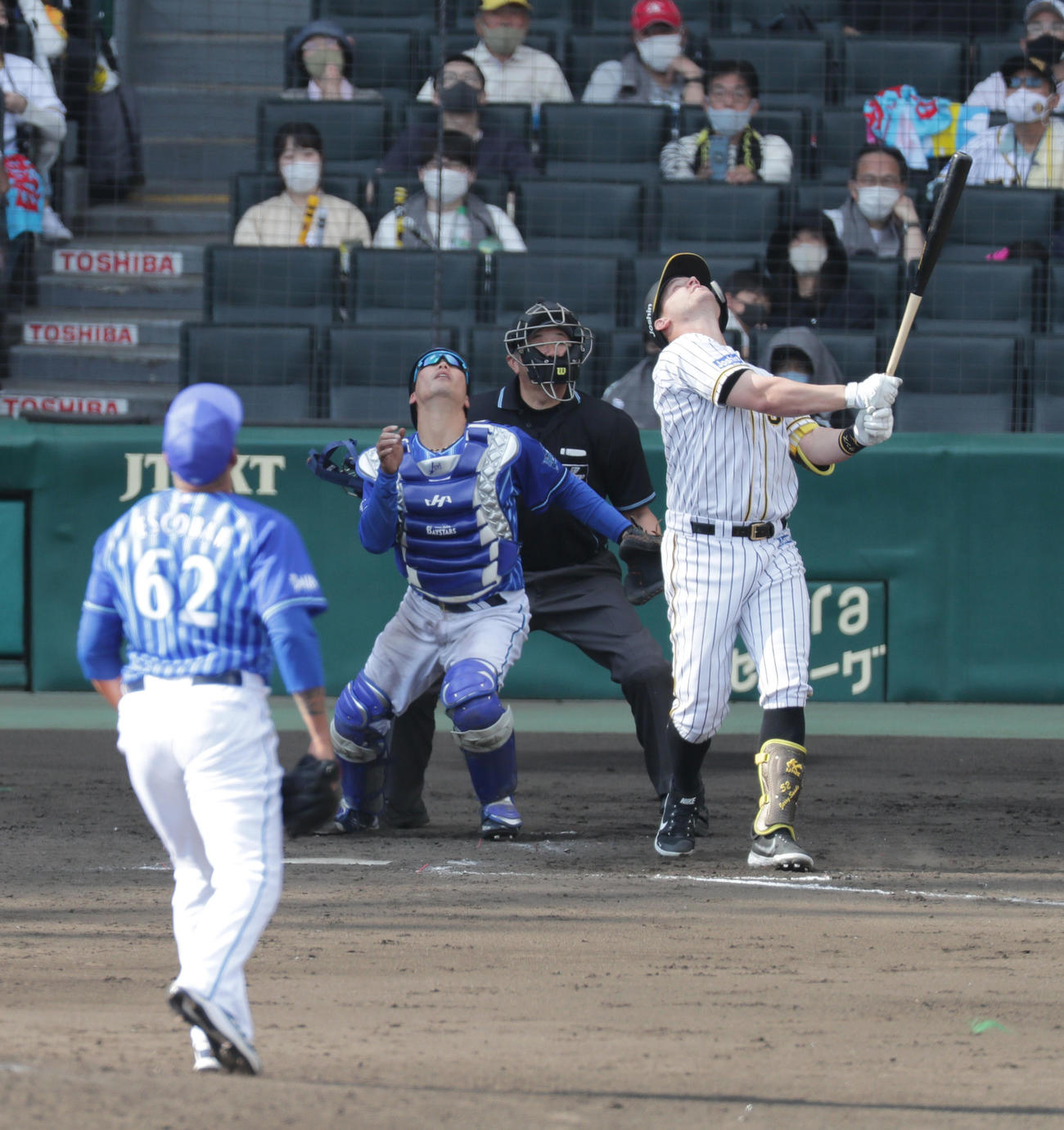 阪神対DeNA 5回裏阪神2死一、二塁、ジェリー・サンズは飛球を打ち上げるも一塁手田中俊が落球し、二走糸原が生還して勝ち越す（撮影・前田充）