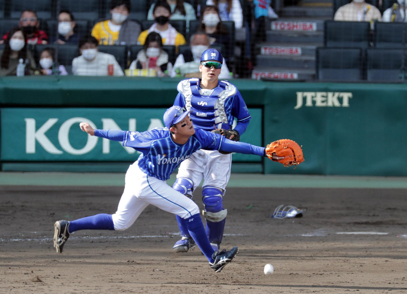 阪神対DeNA 5回裏阪神2死一、二塁、ジェリー・サンズは飛球を打ち上げるも一塁手田中俊が落球し、二走糸原が生還して勝ち越す（撮影・前田充）