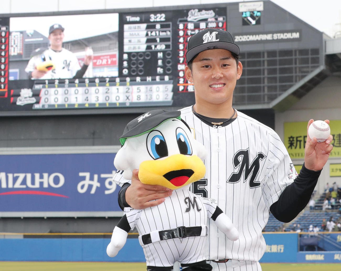 ロッテ対ソフトバンク　ソフトバンクに勝利しプロ初勝利を挙げたロッテ鈴木は勝利球を手に笑顔で写真に納まる（撮影・垰建太）