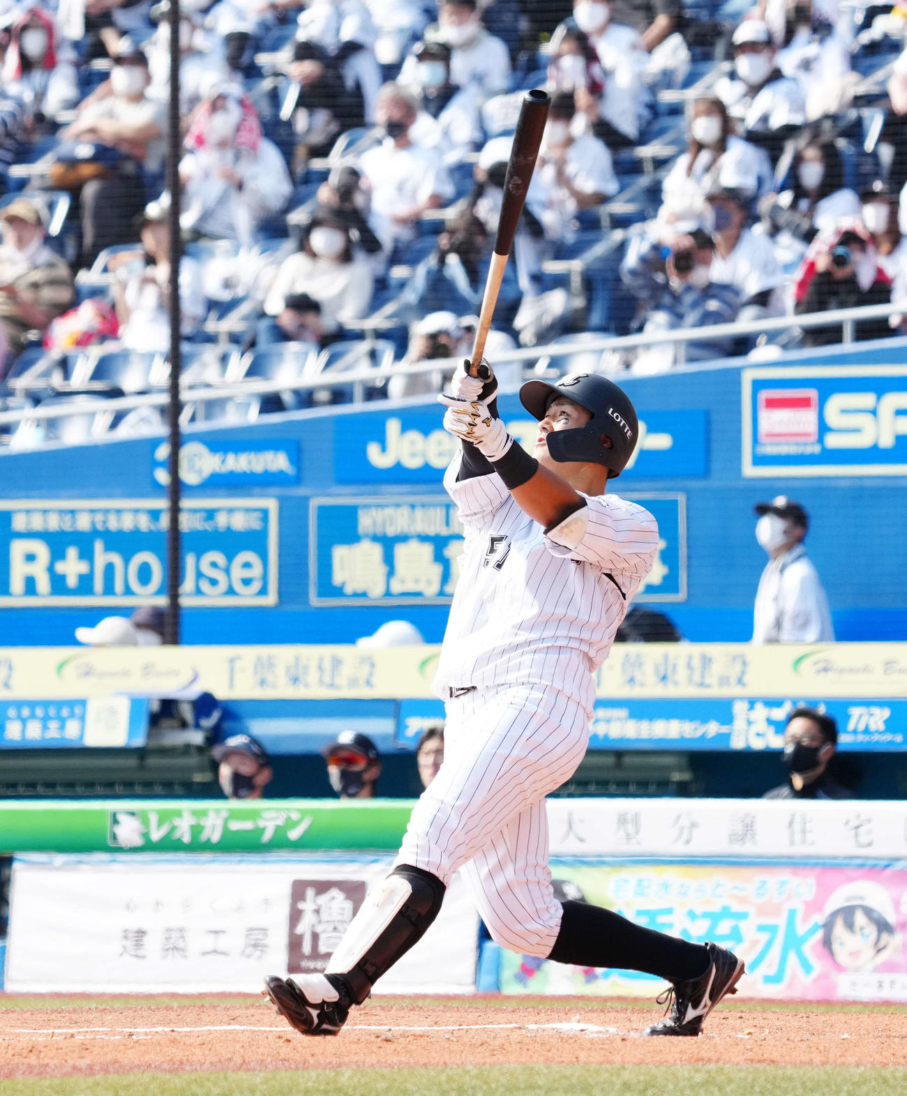 ロッテ対ソフトバンク　6回裏ロッテ無死一塁、左中間に2点本塁打を放つ山口（撮影・江口和貴）