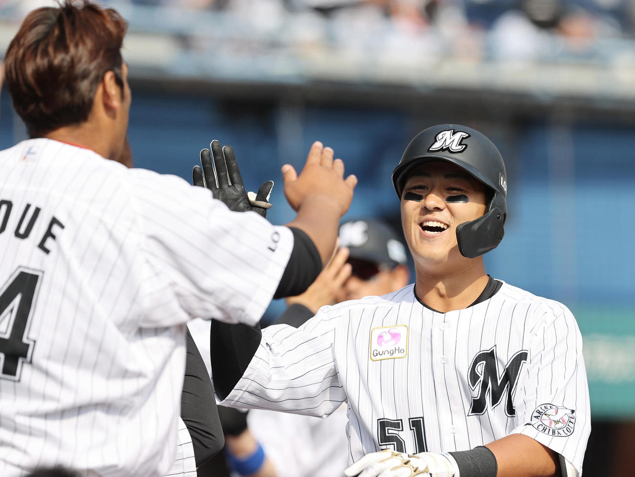 ロッテ対ソフトバンク　6回裏ロッテ無死一塁、左中間に2点本塁打を放ち井上（左）の手荒い祝福を受ける山口（撮影・垰建太）