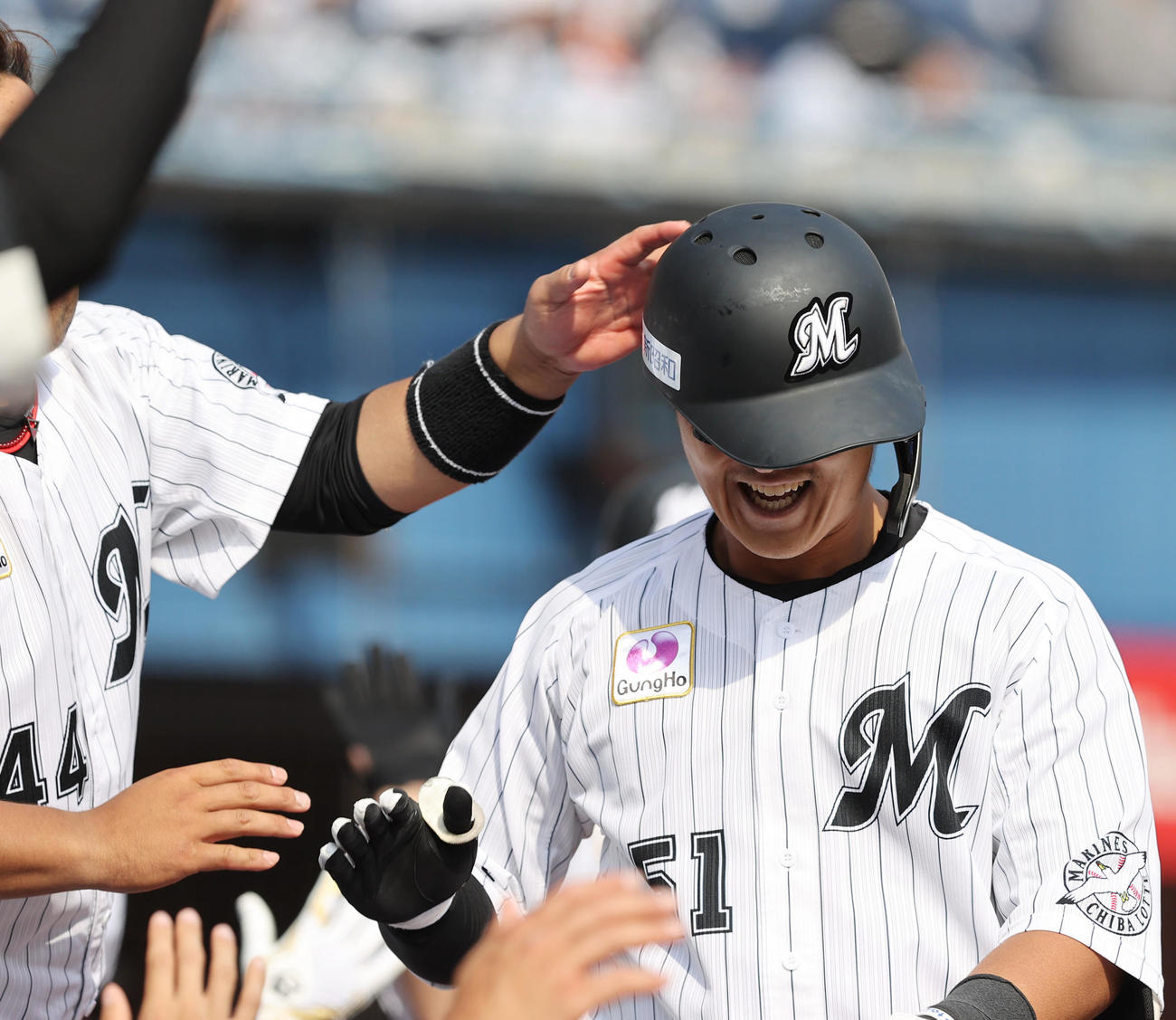 ロッテ対ソフトバンク　6回裏ロッテ無死一塁、左中間に2点本塁打を放ち井上（左）の手荒い祝福を受ける山口（撮影・垰建太）