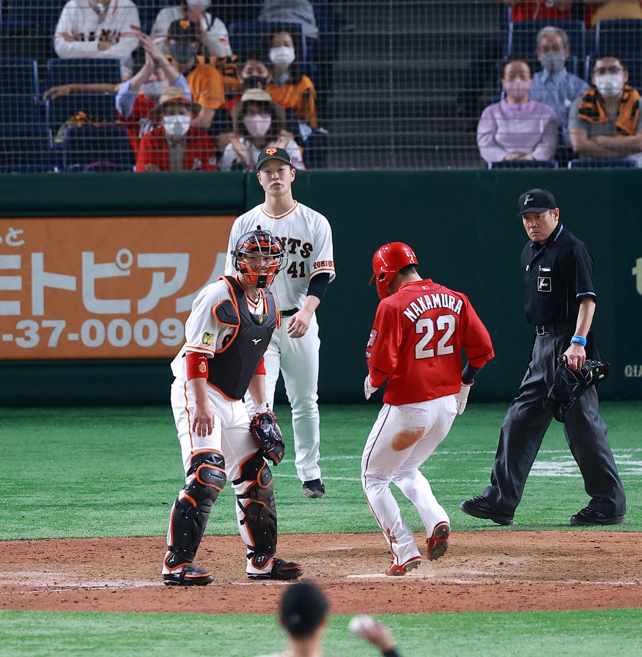 巨人対広島　9回表広島1死三塁、菊池涼に勝ち越しの中犠飛を許し、生還する中村奨（右）の奥で悔しそうな中川（撮影・浅見桂子）