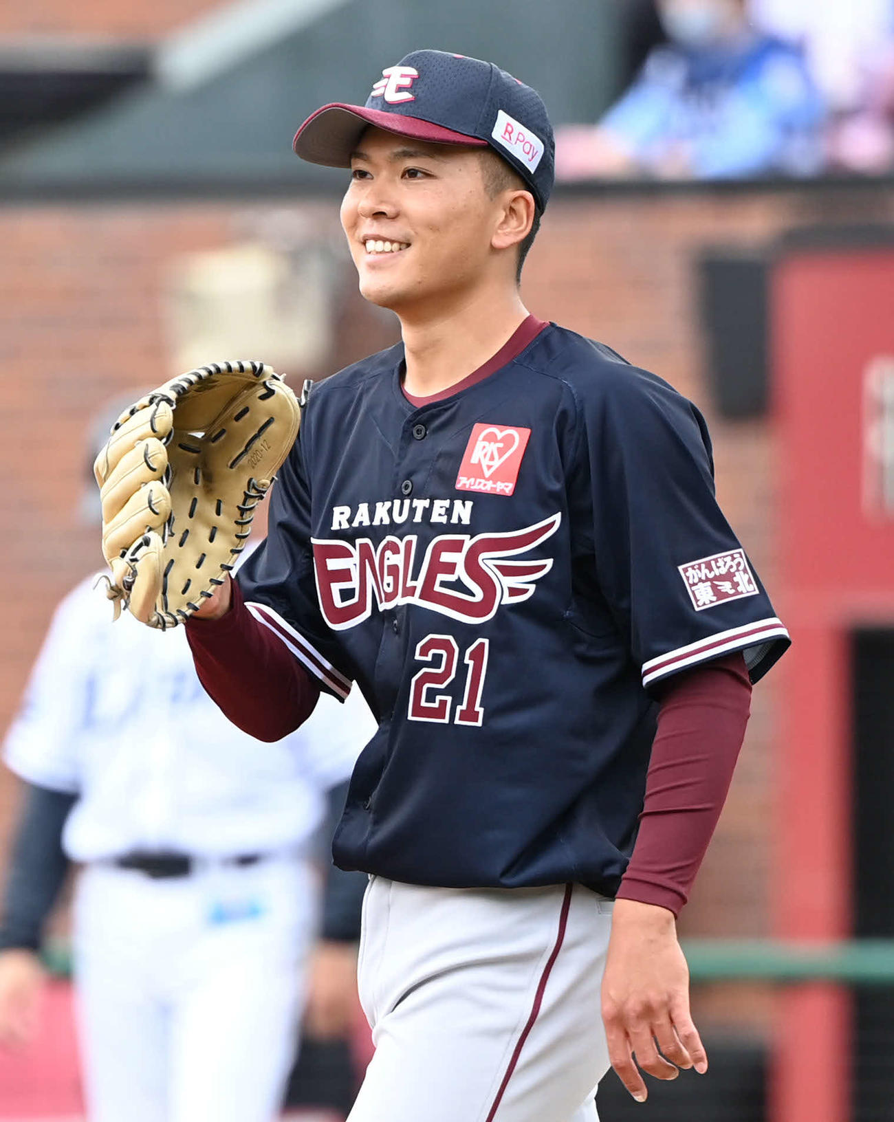 楽天対西武　5回表西武無死一、三塁、金子を併殺に仕留めた早川は笑顔を見せる（撮影・山崎安昭）