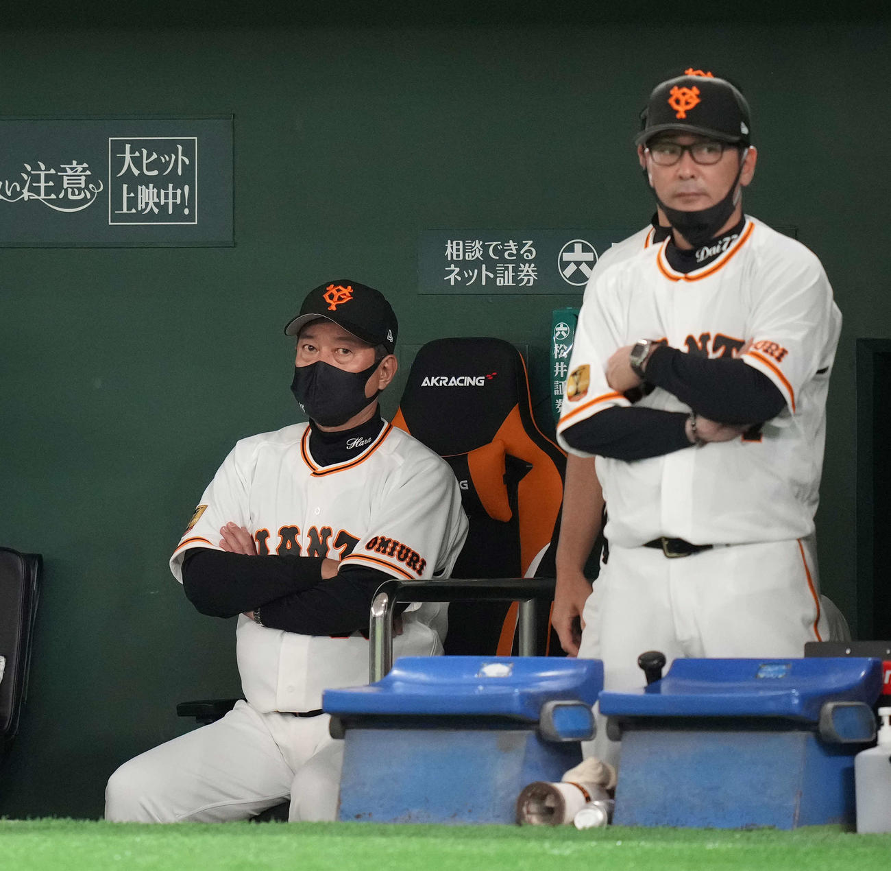 巨人対広島　ベンチで険しい表情で腕を組む巨人原監督（左）（撮影・鈴木みどり）