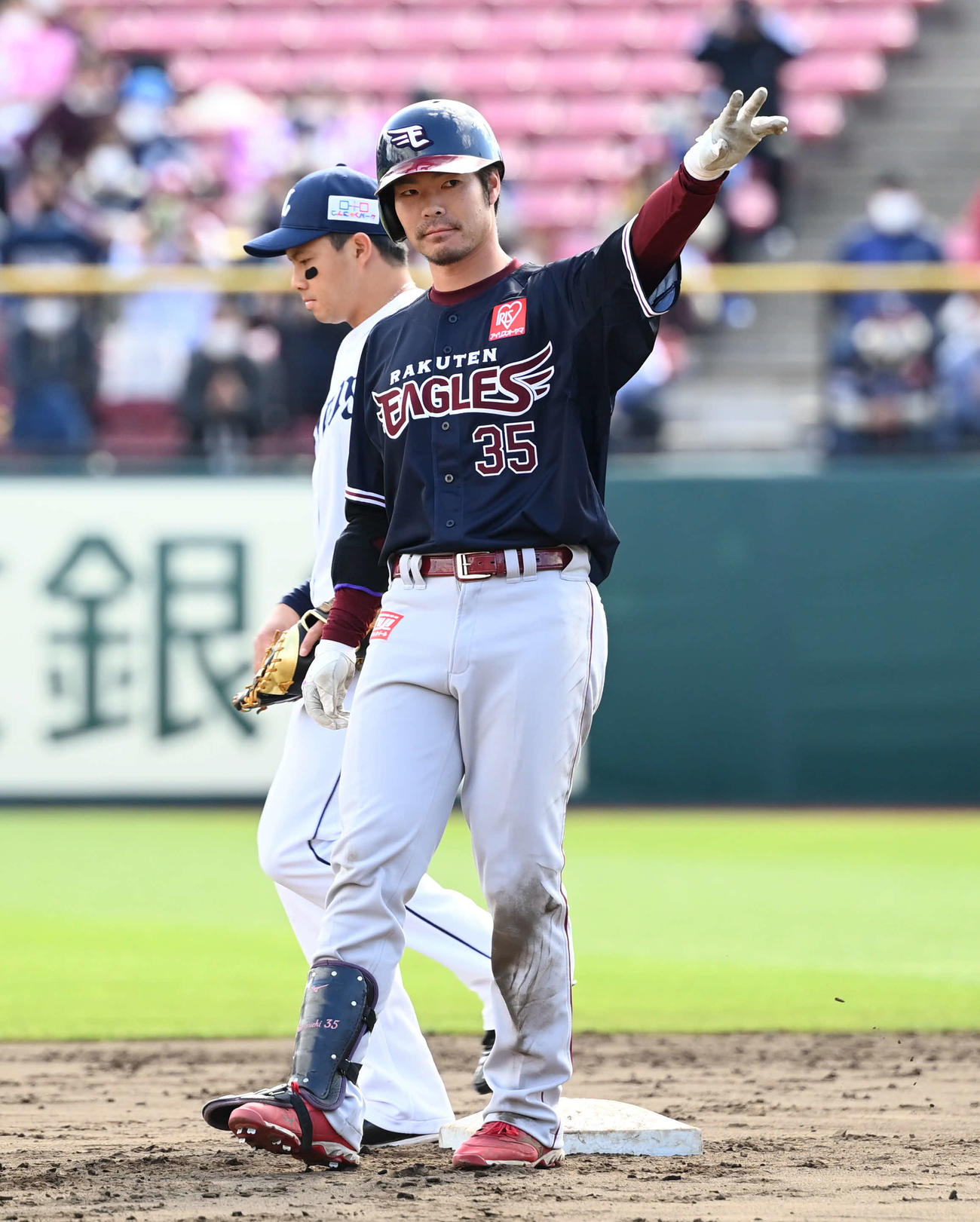 楽天対西武　6回裏楽天2死満塁、3点適時二塁打を放った島内はポーズを決める（撮影・山崎安昭）