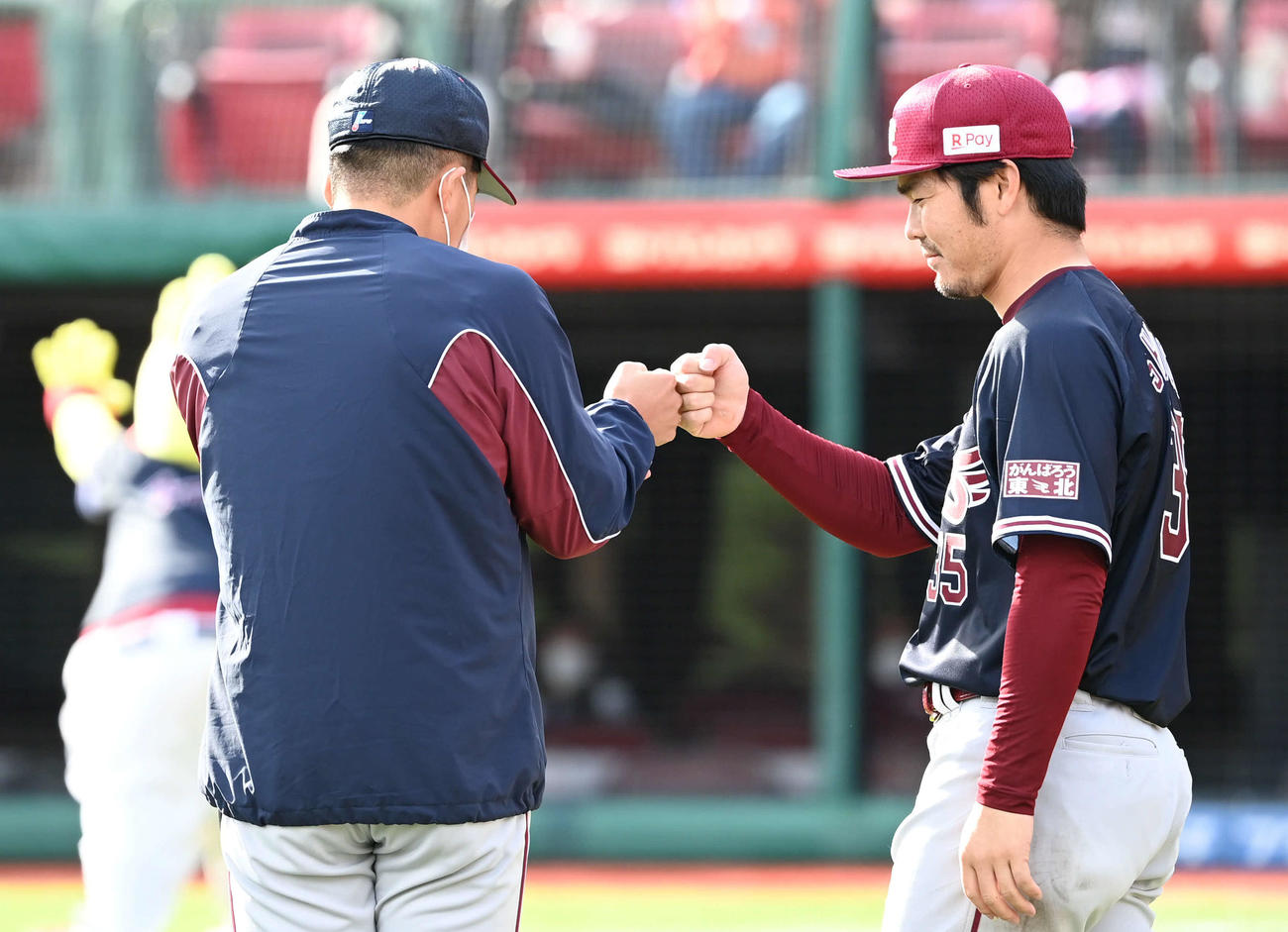 楽天対西武　楽天島内（右）は3勝目を挙げた早川とグータッチ（撮影・山崎安昭）