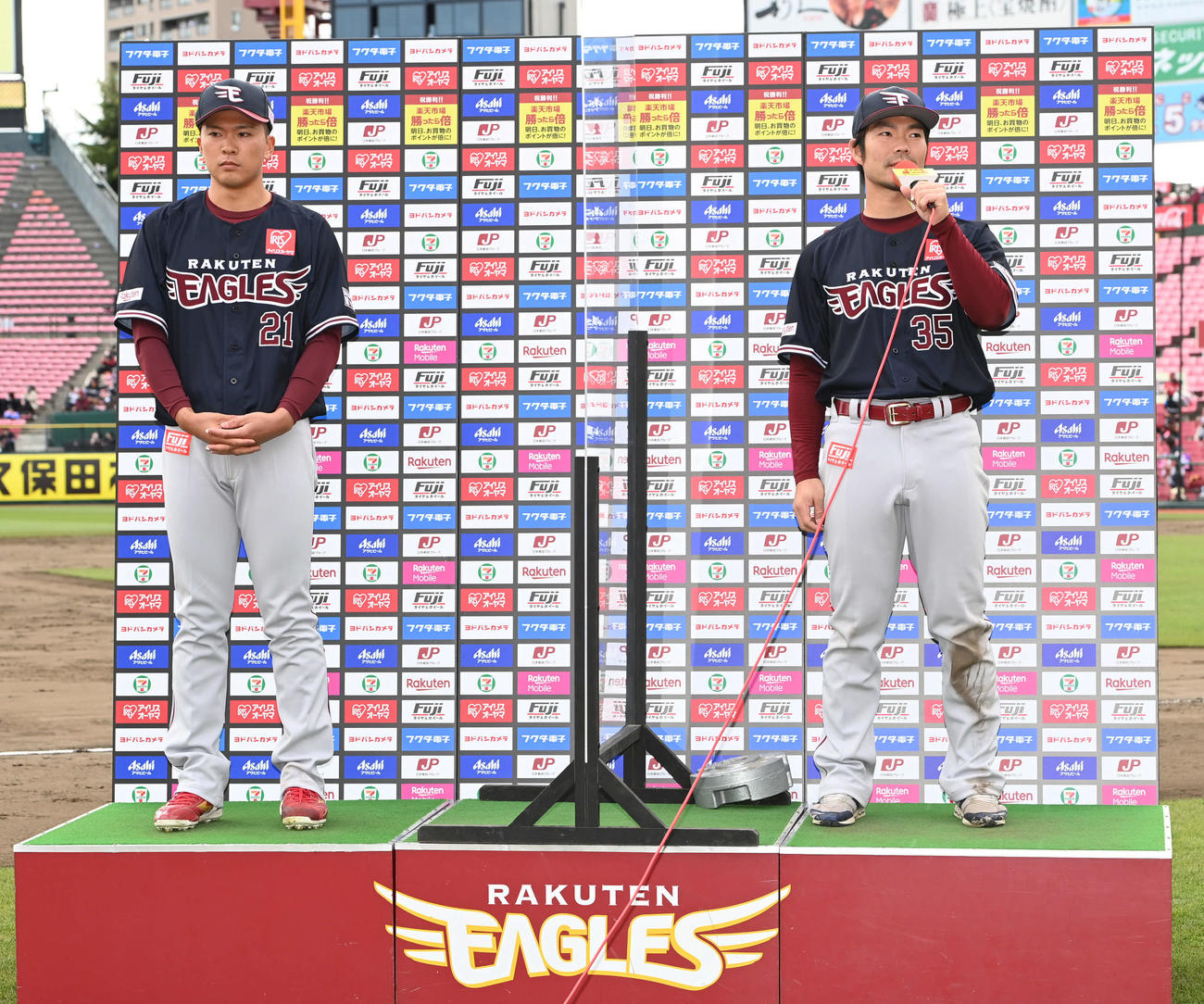 楽天対西武　楽天島内はヒーローインタビューを受ける。左は早川（撮影・山崎安昭）