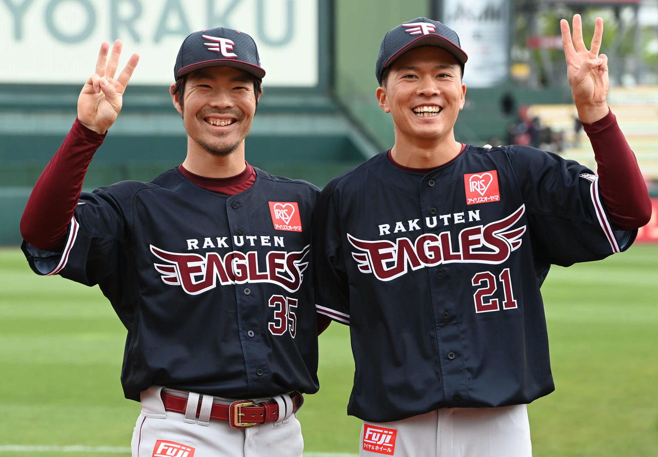 楽天対西武　3勝目を挙げた楽天早川（右）は島内の祝福に笑顔＝（撮影・山崎安昭）