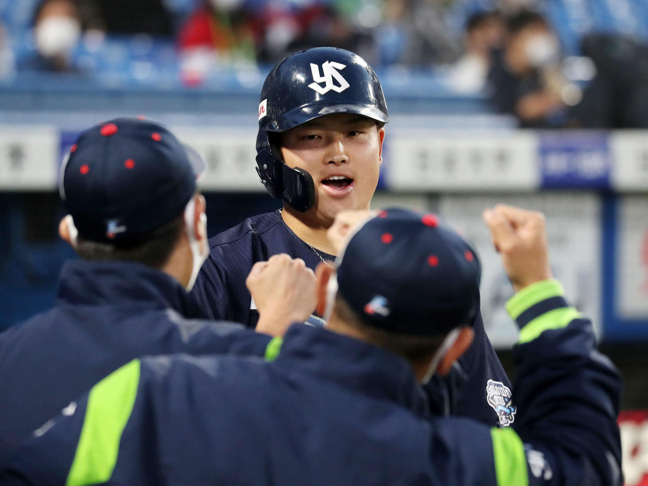 ヤクルト対中日　4回裏ヤクルト無死、村上は右越え本塁打を放ちベンチ前で喜ぶ（撮影・鈴木正人）