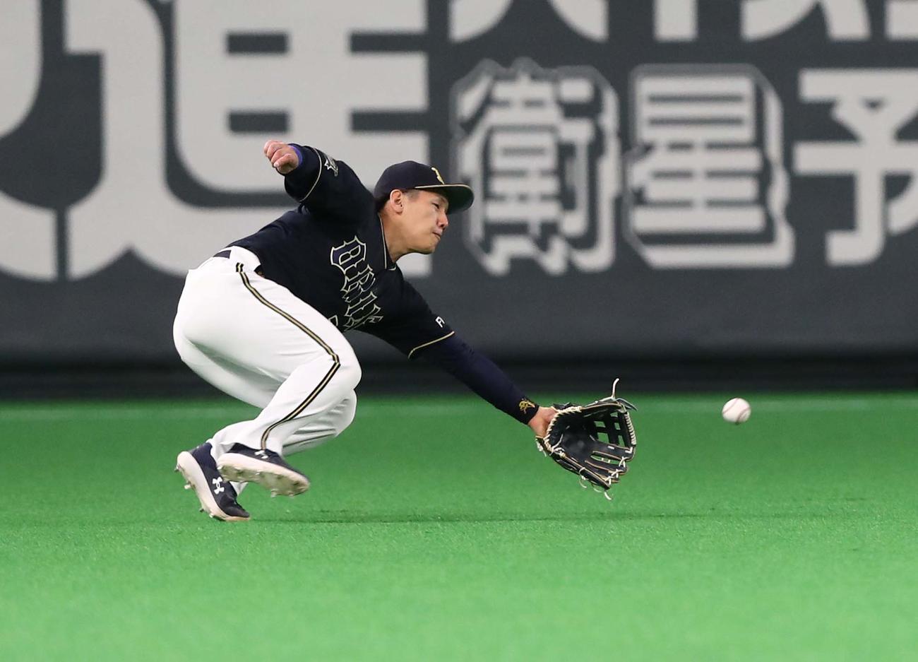日本ハム対オリックス　5回裏日本ハム2死、渡辺の打球を好捕する吉田正（撮影・黒川智章）