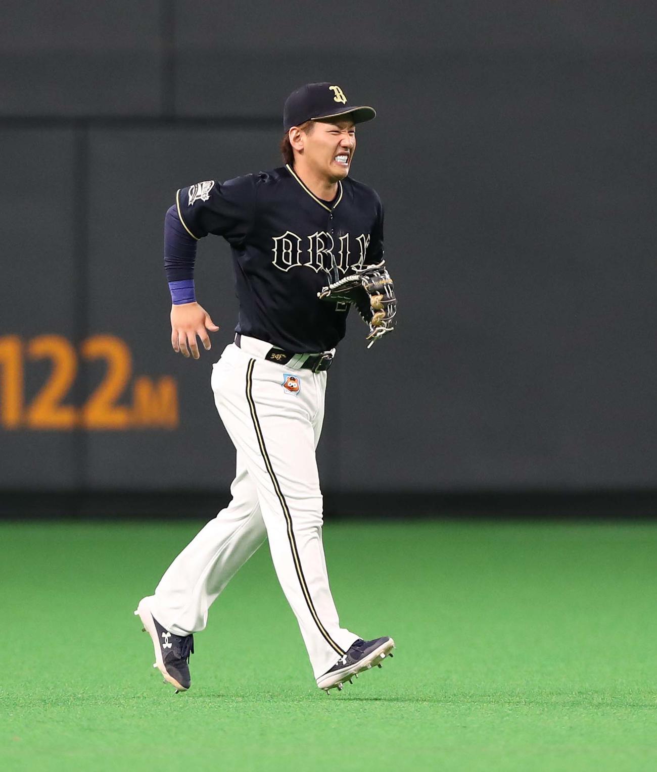 日本ハム対オリックス　5回裏日本ハム2死、渡辺の打球を捕球後、顔をしかめてベンチに戻る吉田正（撮影・黒川智章）