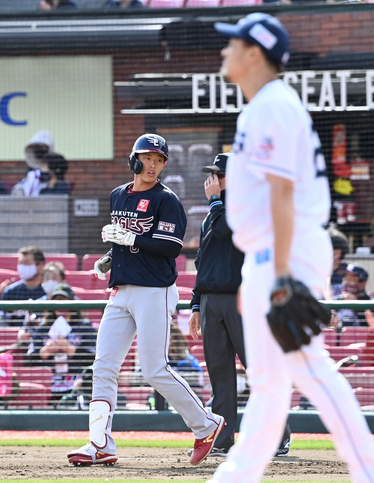 楽天対西武　6回裏楽天1死、中前打を放った辰己（左）（撮影・山崎安昭）