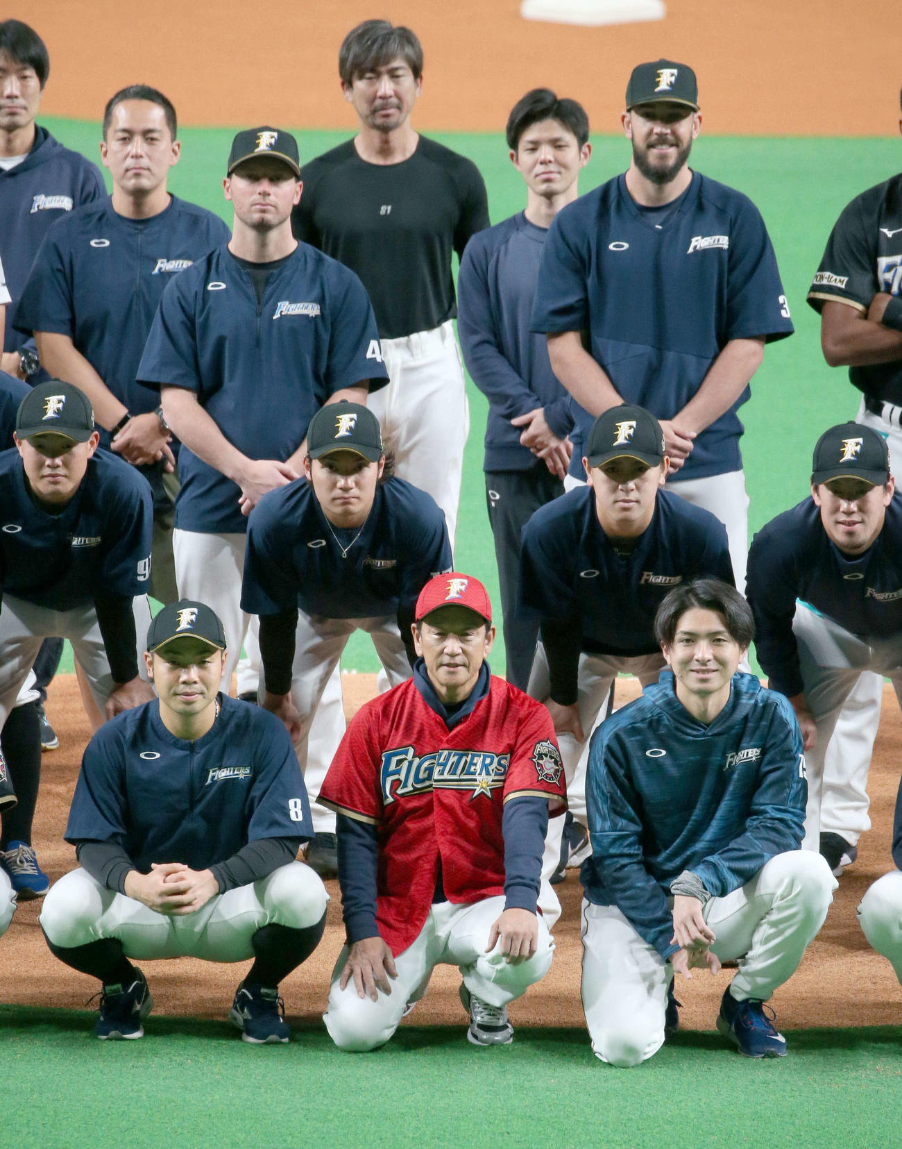 日本ハム対オリックス　還暦祝いの赤いユニホームを着て選手、スタッフと記念撮影する栗山監督（撮影・黒川智章）