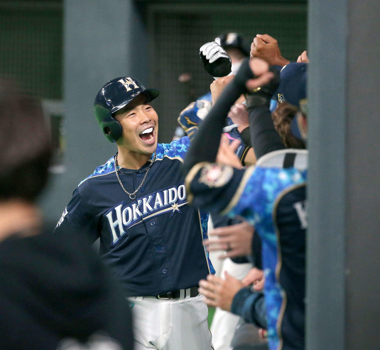 日本ハム対オリックス　9回裏日本ハム無死、左越え本塁打を放ち笑顔でナインに出迎えられる近藤（撮影・黒川智章）
