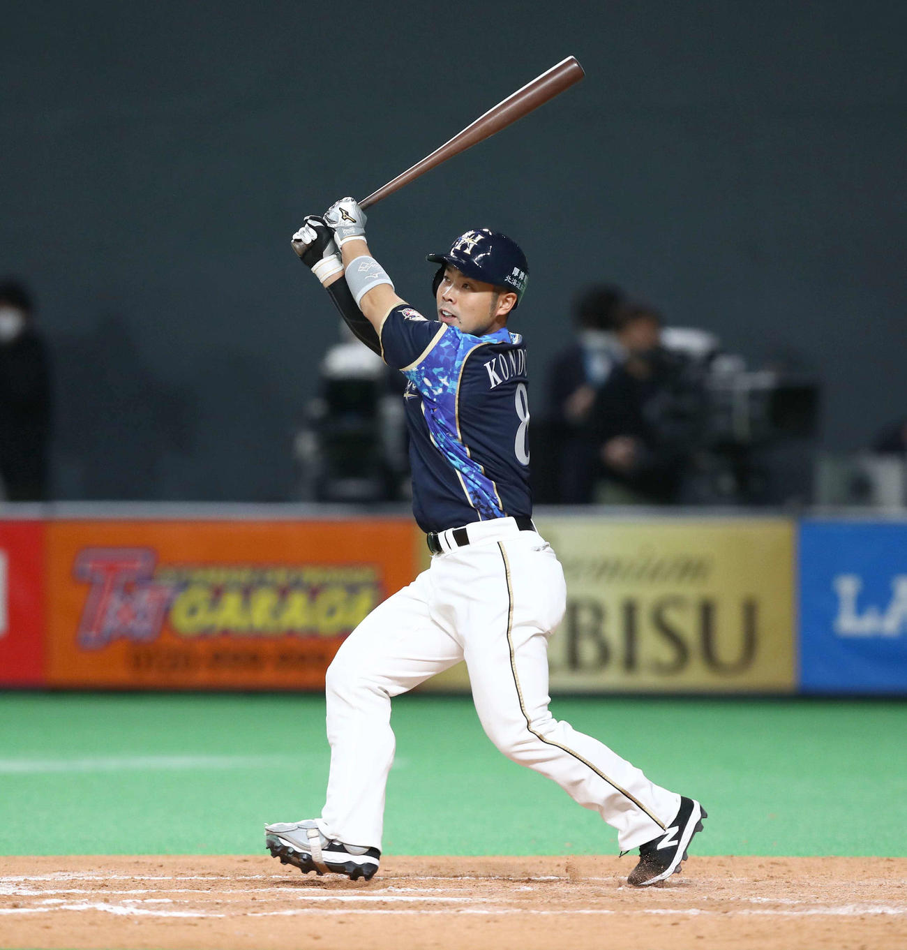 日本ハム対オリックス　9回裏日本ハム無死、左越え本塁打を放つ近藤（撮影・黒川智章）