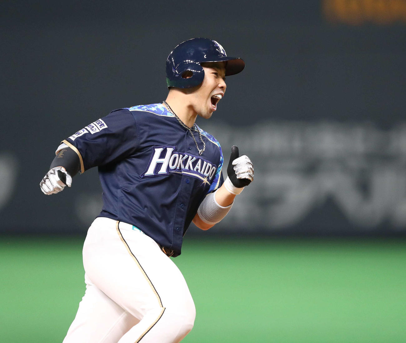 日本ハム対オリックス　9回裏日本ハム無死、左越え本塁打を放ち叫ぶ近藤（撮影・黒川智章）