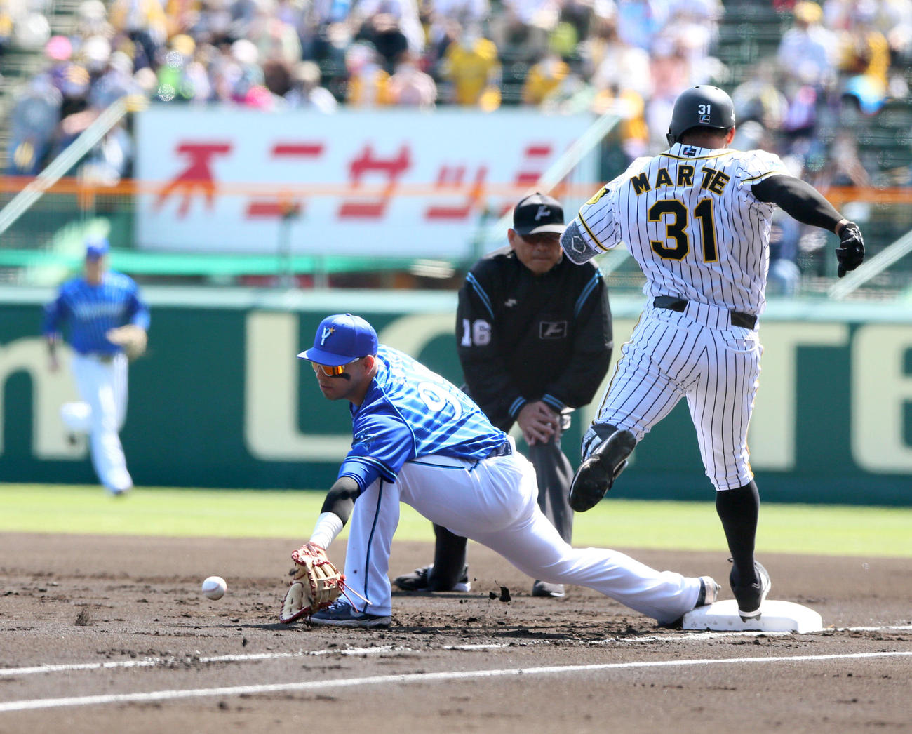 阪神対DeNA 1回裏阪神2死、マルテ（右）は三塁内野安打を放ち一塁へ向かう（撮影・上山淳一）