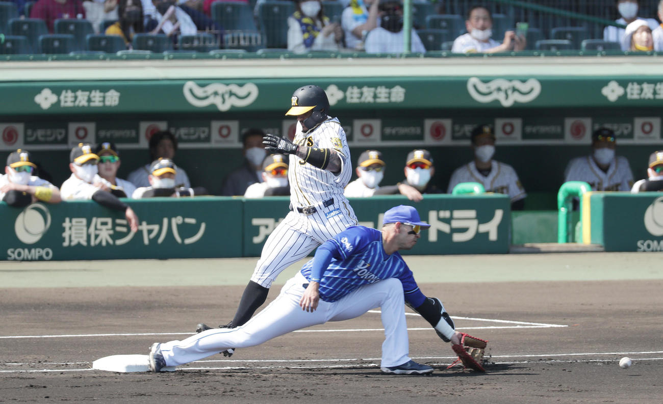 阪神対DeNA 1回裏阪神2死、マルテは三塁への打球を放ち一塁へ駆け込み内野安打とする。一塁手はソト（撮影・前田充）