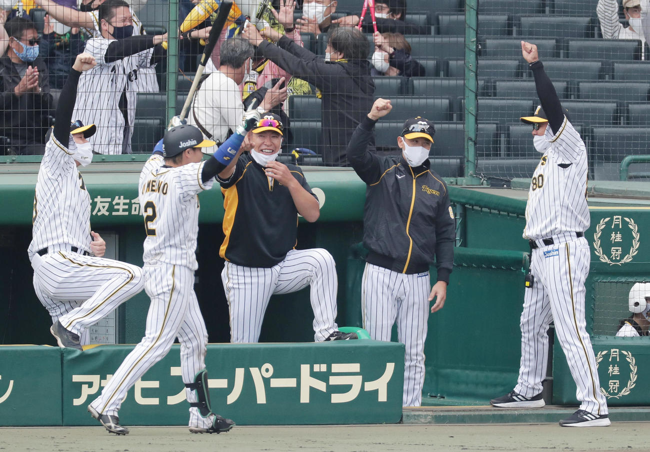 阪神対DeNA 7回裏阪神2死三塁、サンズが勝ち越し2点本塁打を放ち、ベンチでガッツポーズする矢野監督（右から2人目）ら（撮影・前田充）