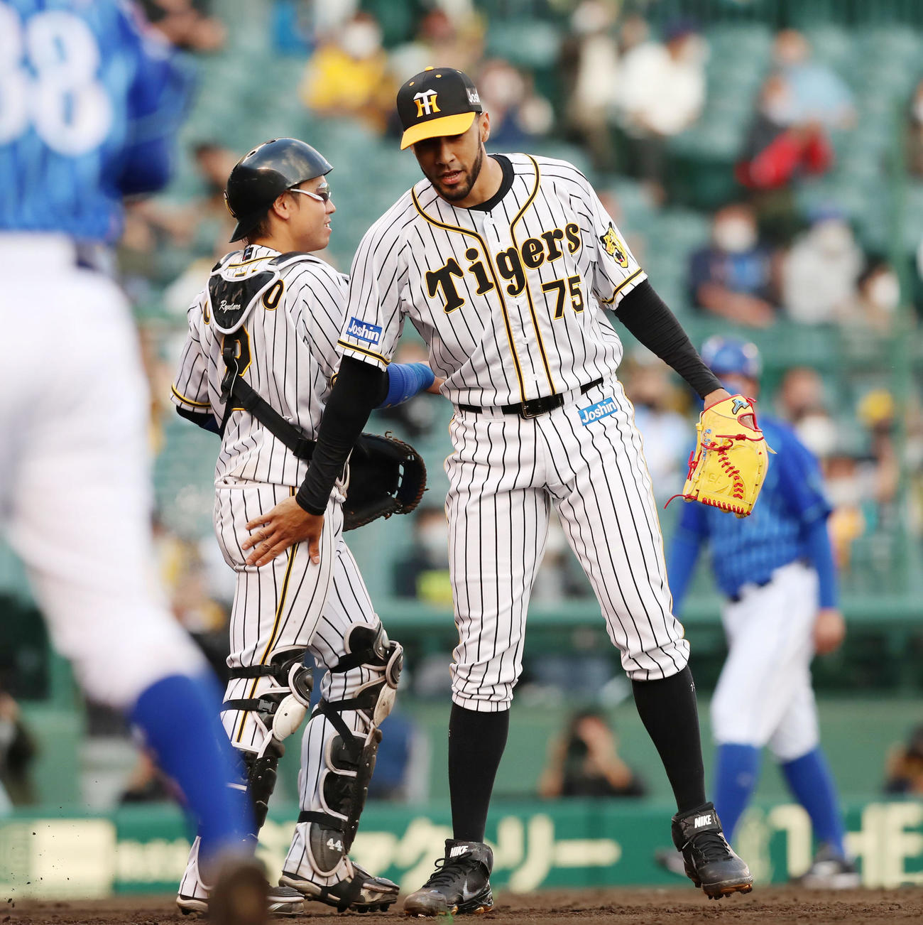 阪神対DeNA DeNAに勝利し梅野（左）とタッチするスアレス（撮影・加藤哉）