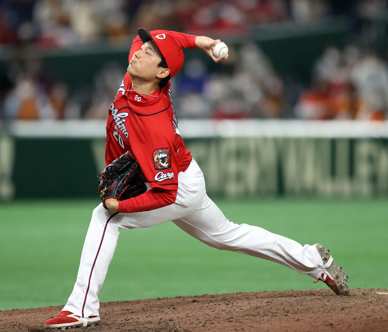 巨人対広島　9回裏から登板する栗林（撮影・狩俣裕三）
