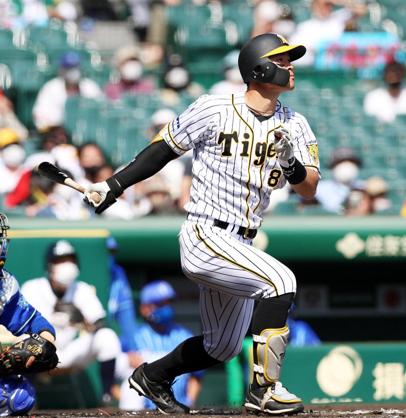 2回裏阪神無死一塁、佐藤輝は右中間に先制2点本塁打を放つ（撮影・加藤哉）