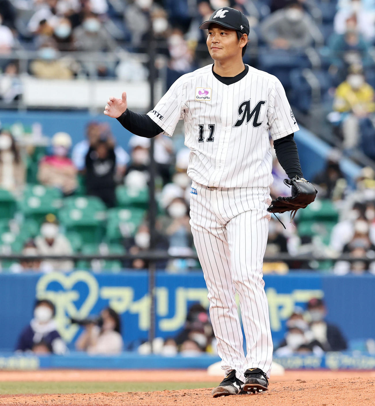 ロッテ対ソフトバンク　9回表ソフトバンク2死一、二塁、今宮を三振に仕留め笑顔でグラブをたたく佐々木千（撮影・垰建太）