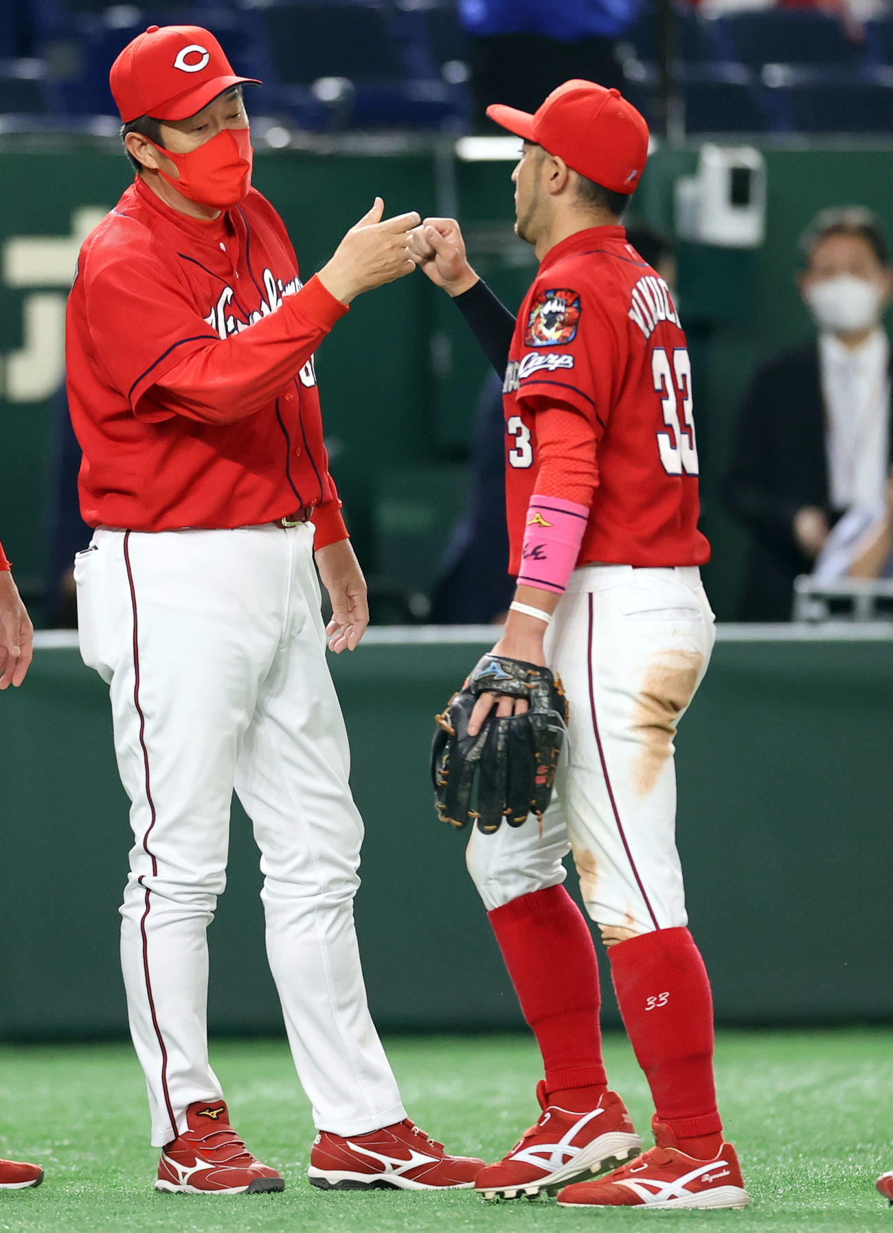 巨人対広島　試合後、菊池涼（右）を迎える佐々岡監督（撮影・狩俣裕三）