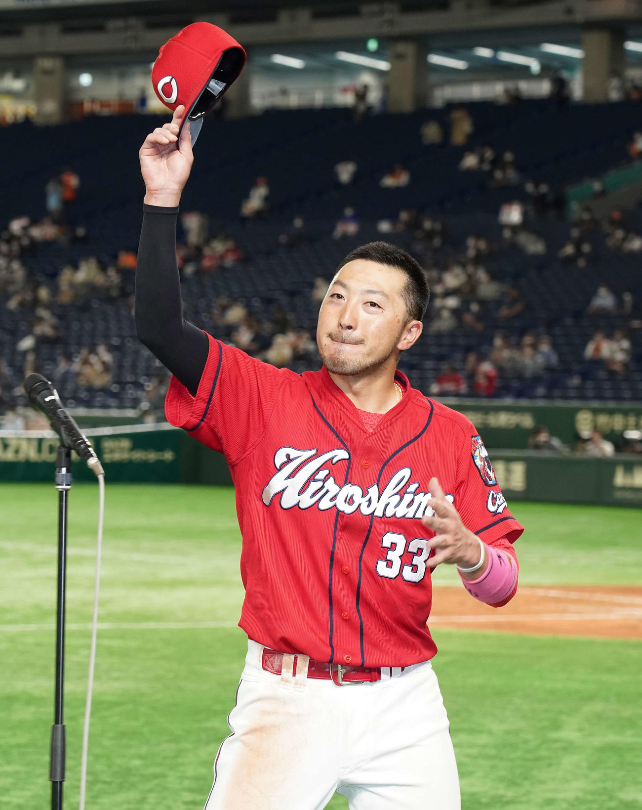 巨人対広島　巨人に勝利しファンの声援に応える広島菊池涼（撮影・鈴木みどり）