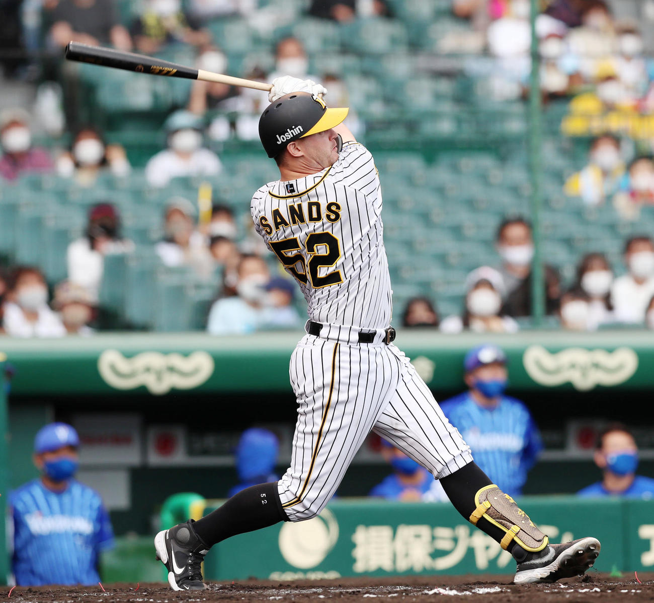 阪神対DeNA 7回裏阪神2死三塁、サンズは中越え2点本塁打を放つ（撮影・加藤哉）