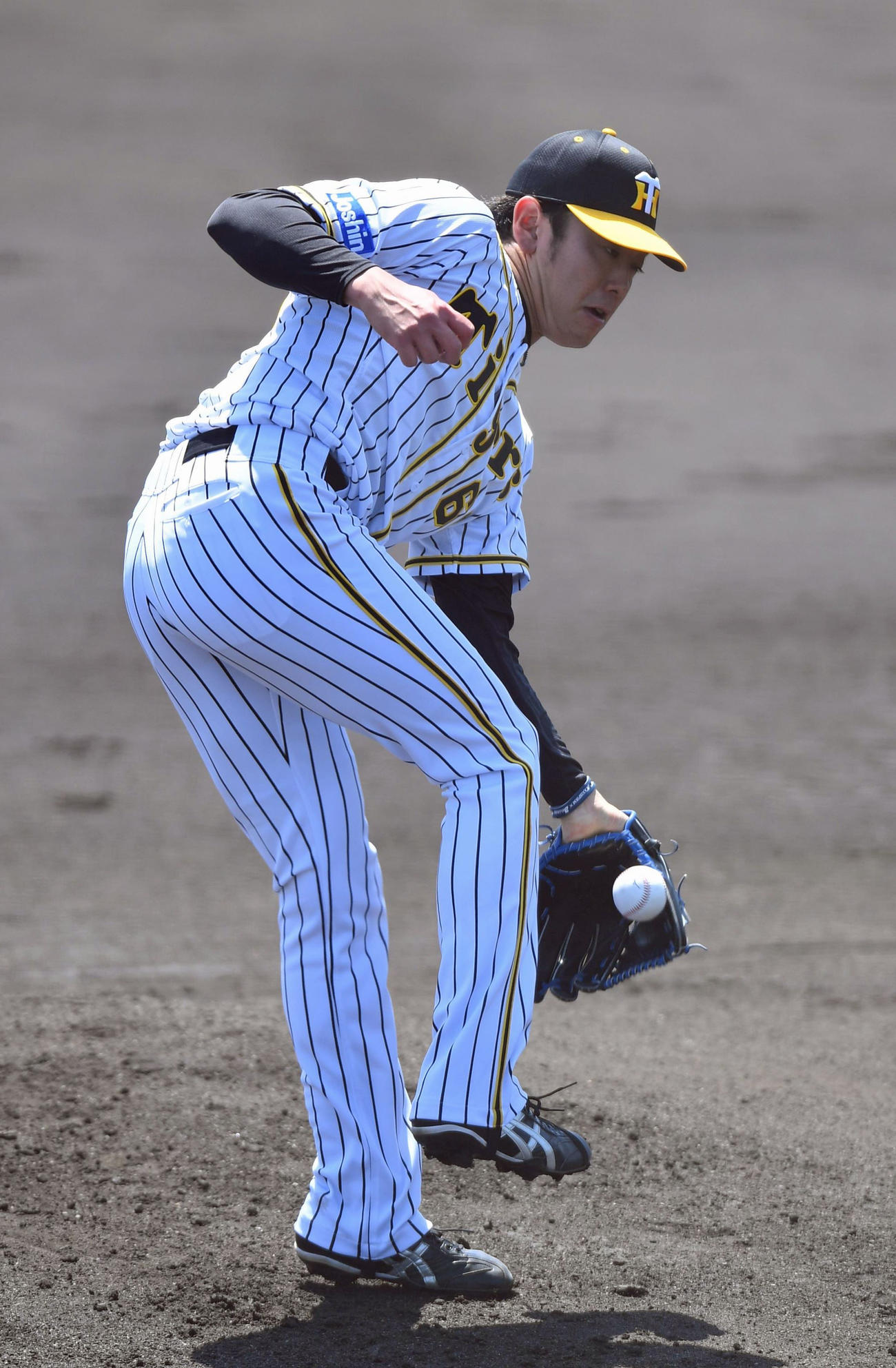 1回表カナフレックス、無死二塁、米倉の打球にグラブを出す阪神・小川一平（代表撮影）