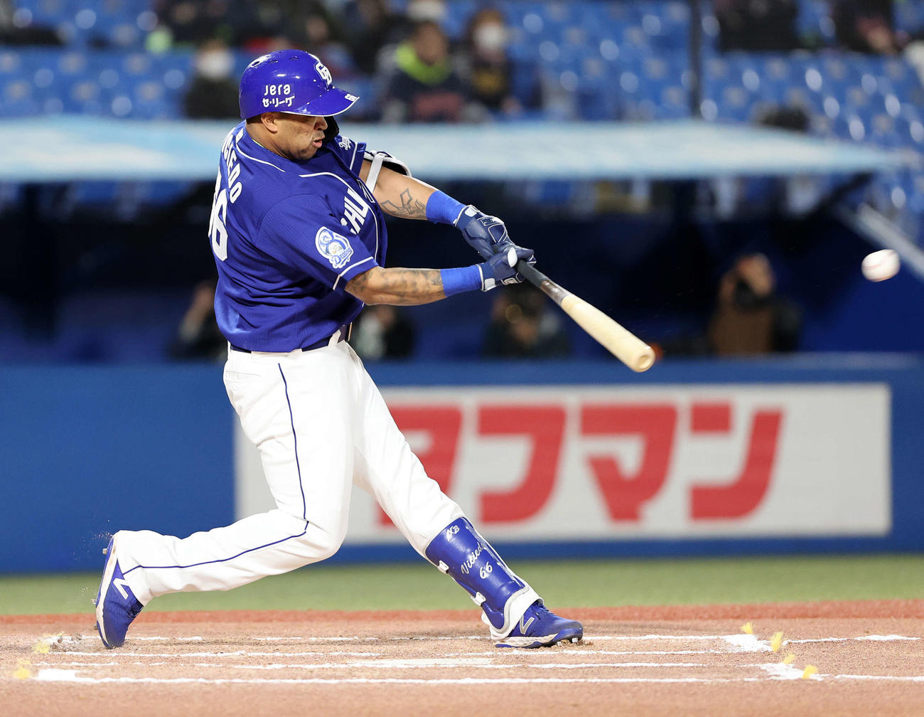 ヤクルト対中日　6回表中日1死三塁、ビシエドは中越え適時二塁打を放つ（撮影・鈴木正人）