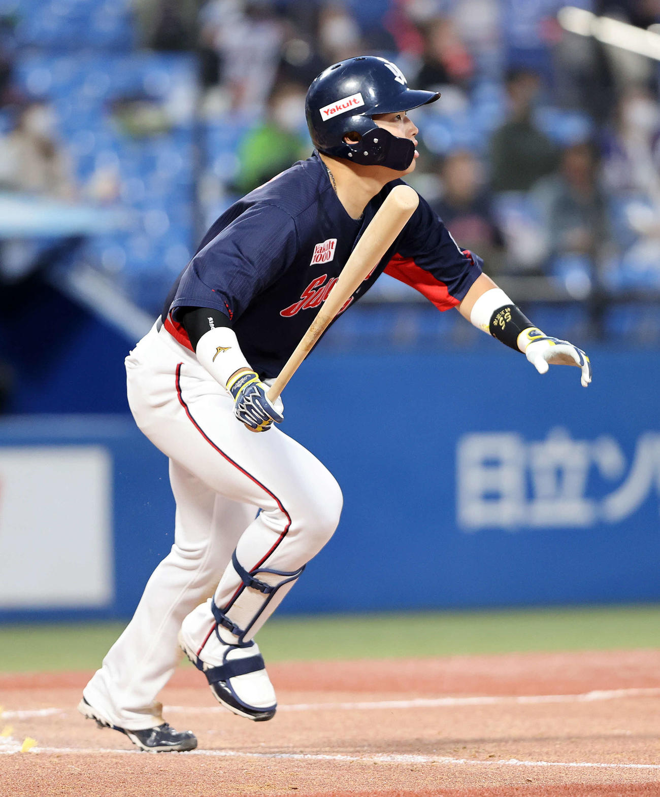 ヤクルト対中日　4回裏ヤクルト無死、村上は右越え本塁打を放つ（撮影・鈴木正人）