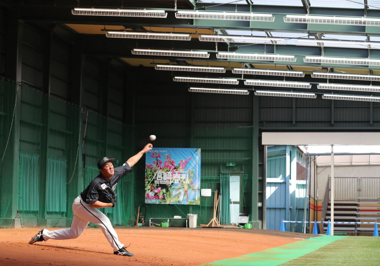 2月23日、ブルペンで投球練習するロッテ鈴木