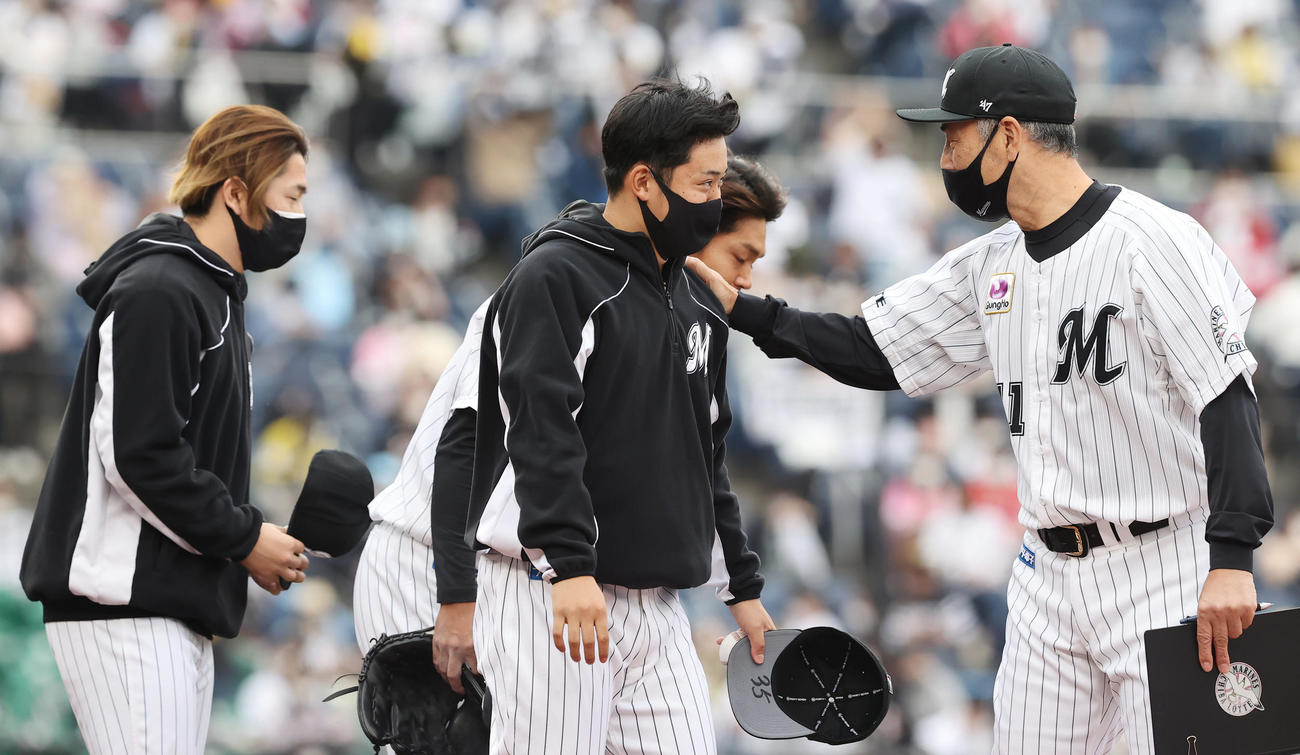 ロッテ対ソフトバンク　ソフトバンクに勝ち初勝利のロッテ鈴木（中央）は吉井投手コーチ（右）からねぎらいを受ける（撮影・垰建太）