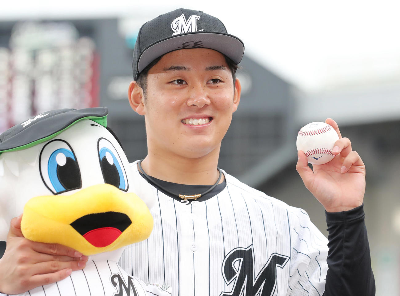 ロッテ対ソフトバンク　ソフトバンクに勝利しプロ初勝利を挙げたロッテ鈴木は勝利球を手に笑顔で写真に納まる（撮影・垰建太）